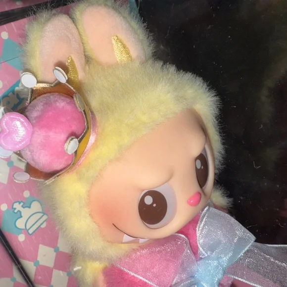 Let's Checkmate Queen Vinyl Plush Labooboos Monsters - Picture 3 of 8